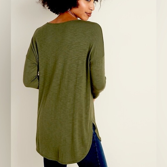 Old Navy Tops - ☘️3/$15 Old Navy Crew Neck Long Sleeve Olive Green Split Hem Tee Shirt, Size S